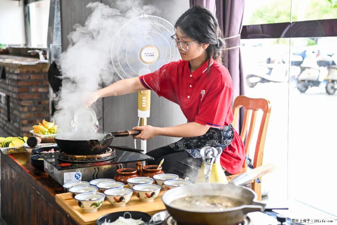 全网追的“扁担女孩”，找了一份暑假工，时薪12元 - 深圳生活资讯 - 深圳28生活网 sz.28life.net
